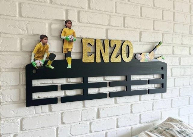 medallero nombre personalizado con temática futbol para niño en perchero decorativo infantil