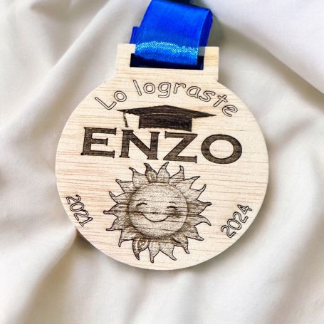 medalla personalizada en madera para graduacion con nombre grabado