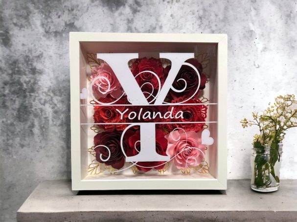 cuadro personalizado con inicial y flores en madera para regalo especial